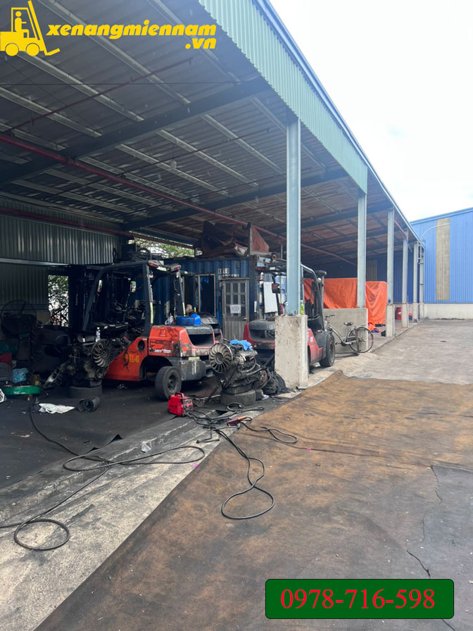 Sửa xe nâng tại cụm KCN Phú Chánh, thị xã Tân Uyên, tỉnh Bình Dương