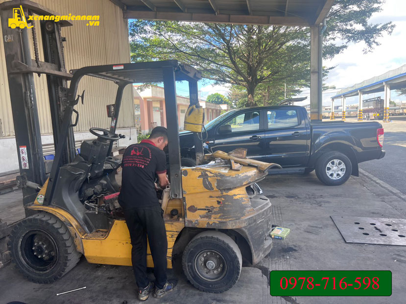 Sửa xe nâng tại cụm KCN Tân Mỹ, thị xã Tân Uyên, tỉnh Bình Dương