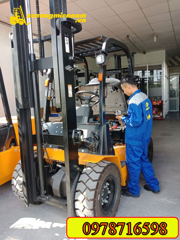 Sửa xe nâng tại khu chế xuất và công nghiệp Linh Trung III, huyện Trảng Bàng, tỉnh Tây Ninh