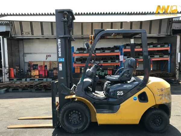 Xe-nang-Komatsu-2.5-tan-so-san-model-FD25C-17