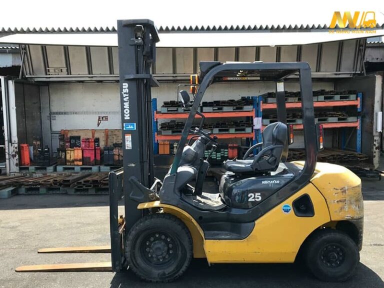 Xe-nang-Komatsu-2.5-tan-so-san-model-FD25C-17