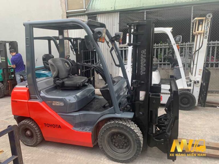 gia-xe-nang-2-5-tan-cu-toyota