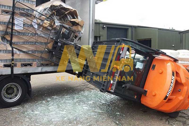 tai-nan-xe-nang-lat-xe