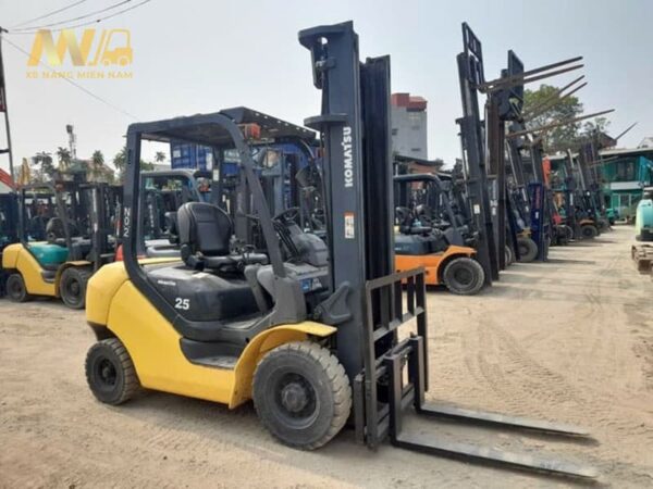 xe-nang-komatsu-2.5-tan-cu-2