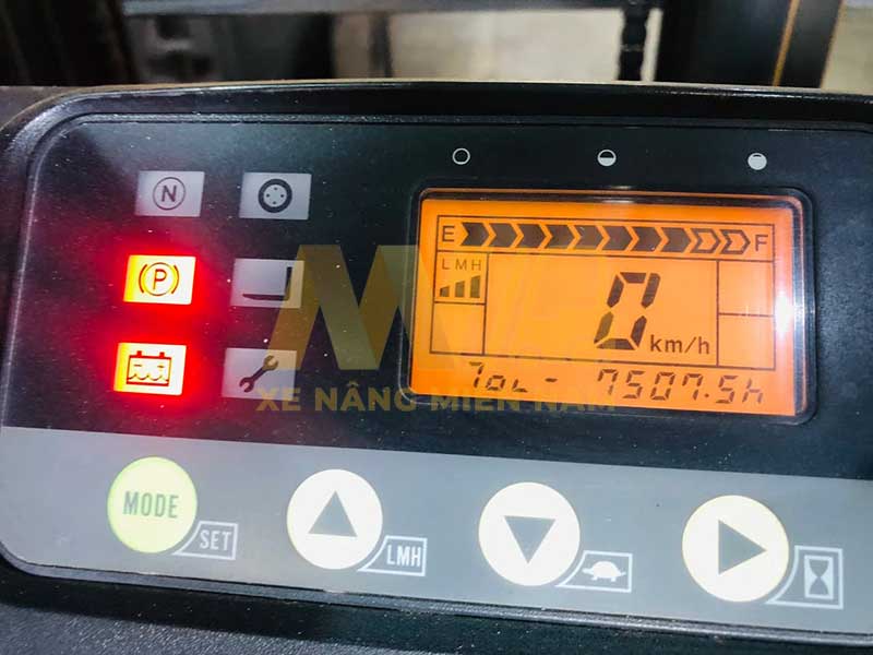 den-bao-loi-tren-xe-nang-1