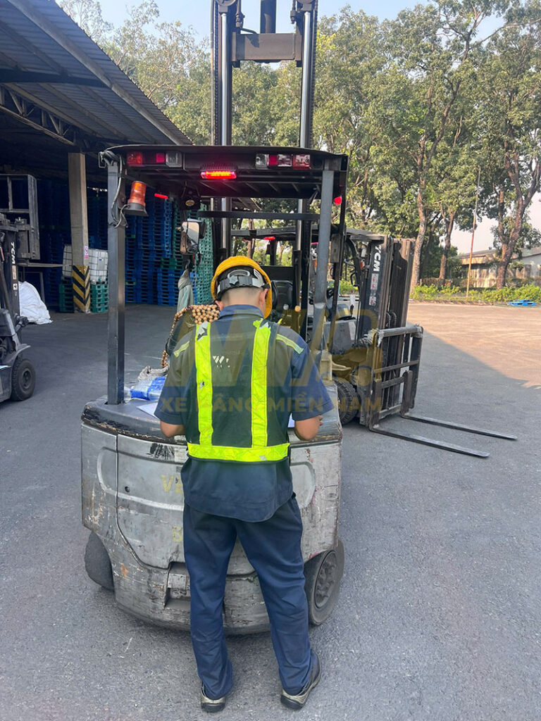 xe-nang-khong-tien-lui-duoc-2