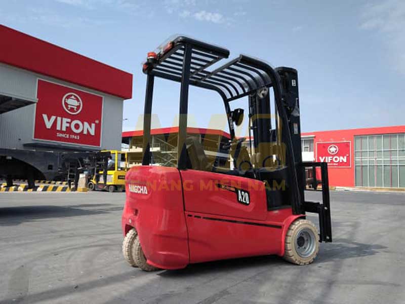 xe-nang-hang-trong-kho-xe-nang-3-banh