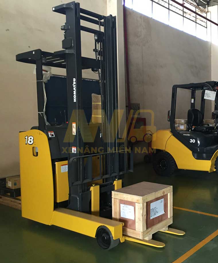 xe-nang-hang-trong-kho-xe-nang-dien-dung-lai