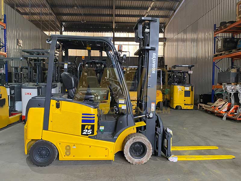 xe-nang-hang-trong-kho-xe-nang-dien-ngoi-lai