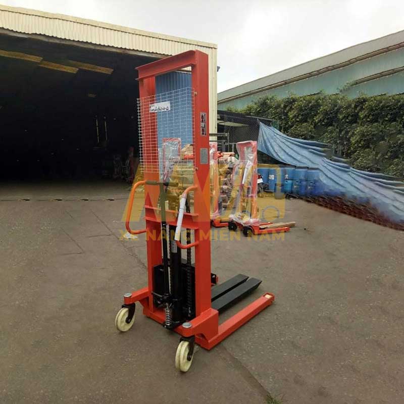 xe-nang-hang-trong-kho-xe-nang-tay-cao-co-hoc