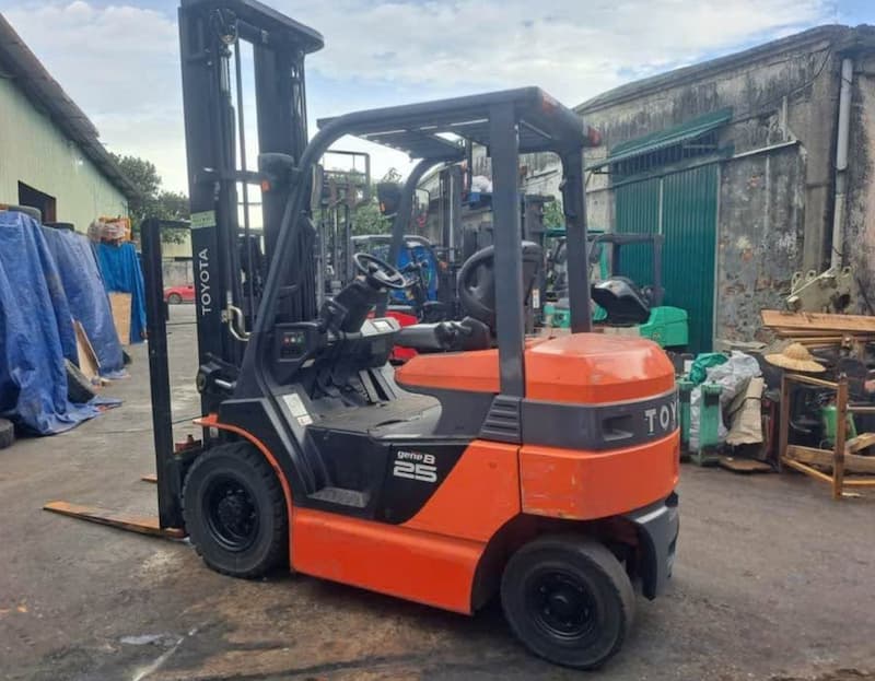 cho-thue-xe-nang-dien-toyota-2-5-tan-tai-tac-4